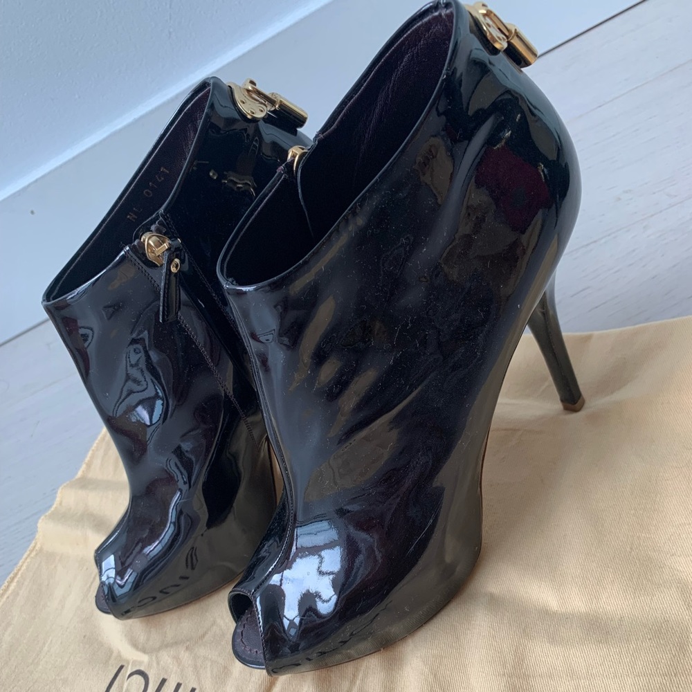 Louis Vuitton size 39 ankle boots with heels